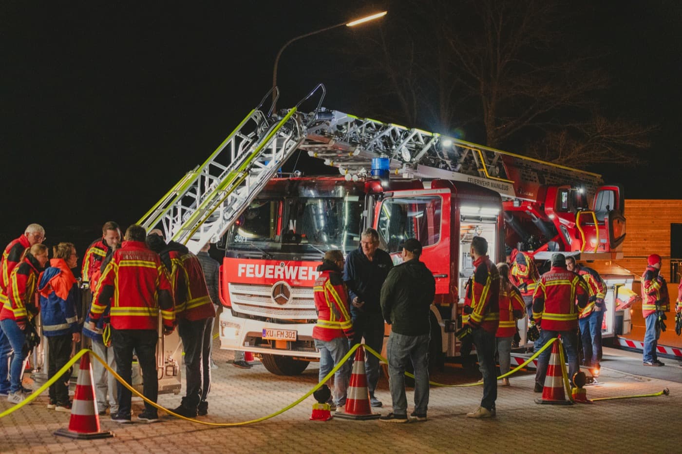 Drehleiterauslieferung der Feuerwehr Mainleus