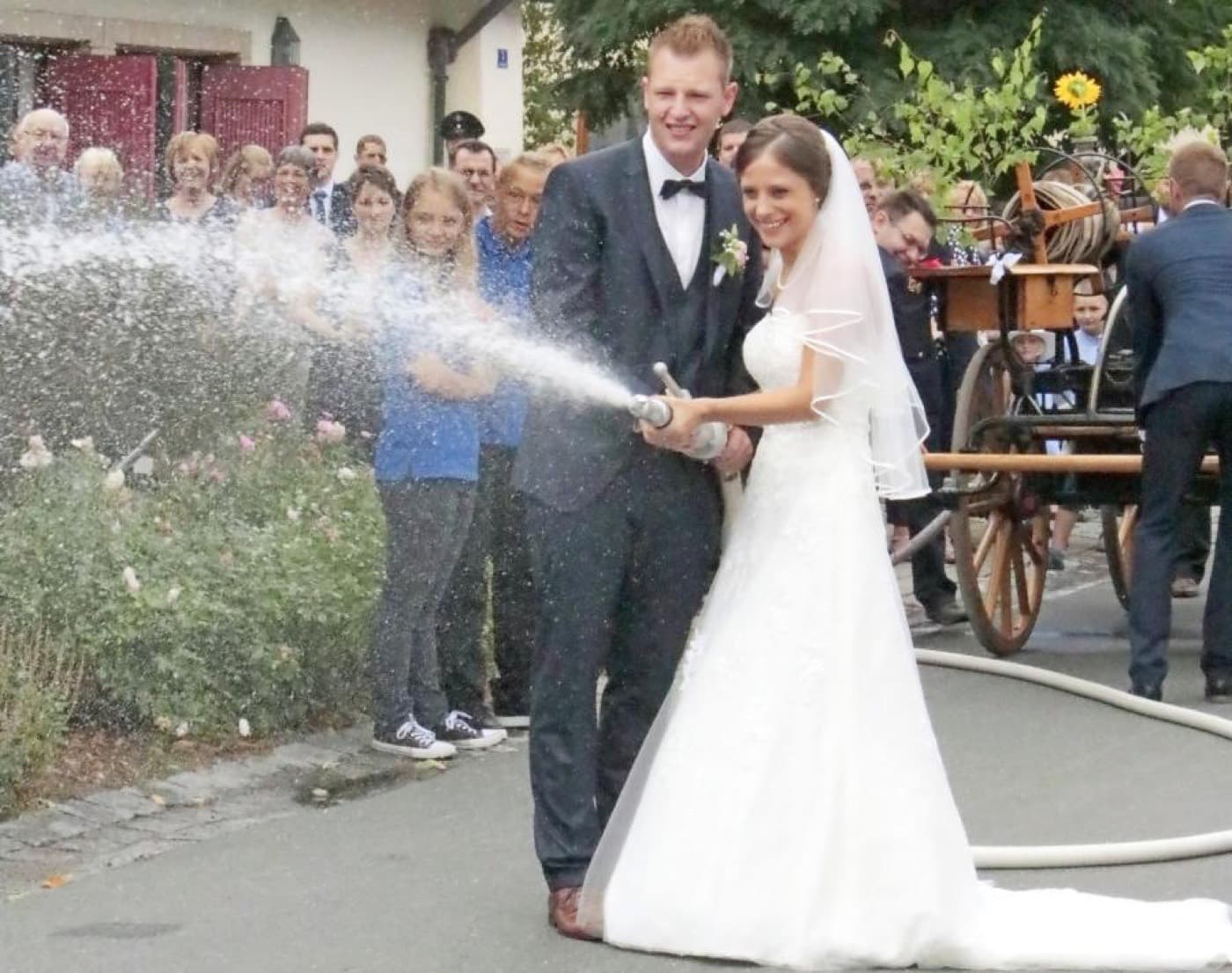 Frischvermählte löschen brennende Ringe